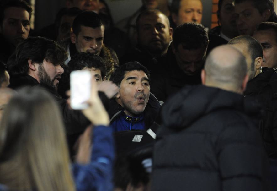Lo show di Maradona in tribuna al San Paolo, accanto a De Laurentiis. Ap